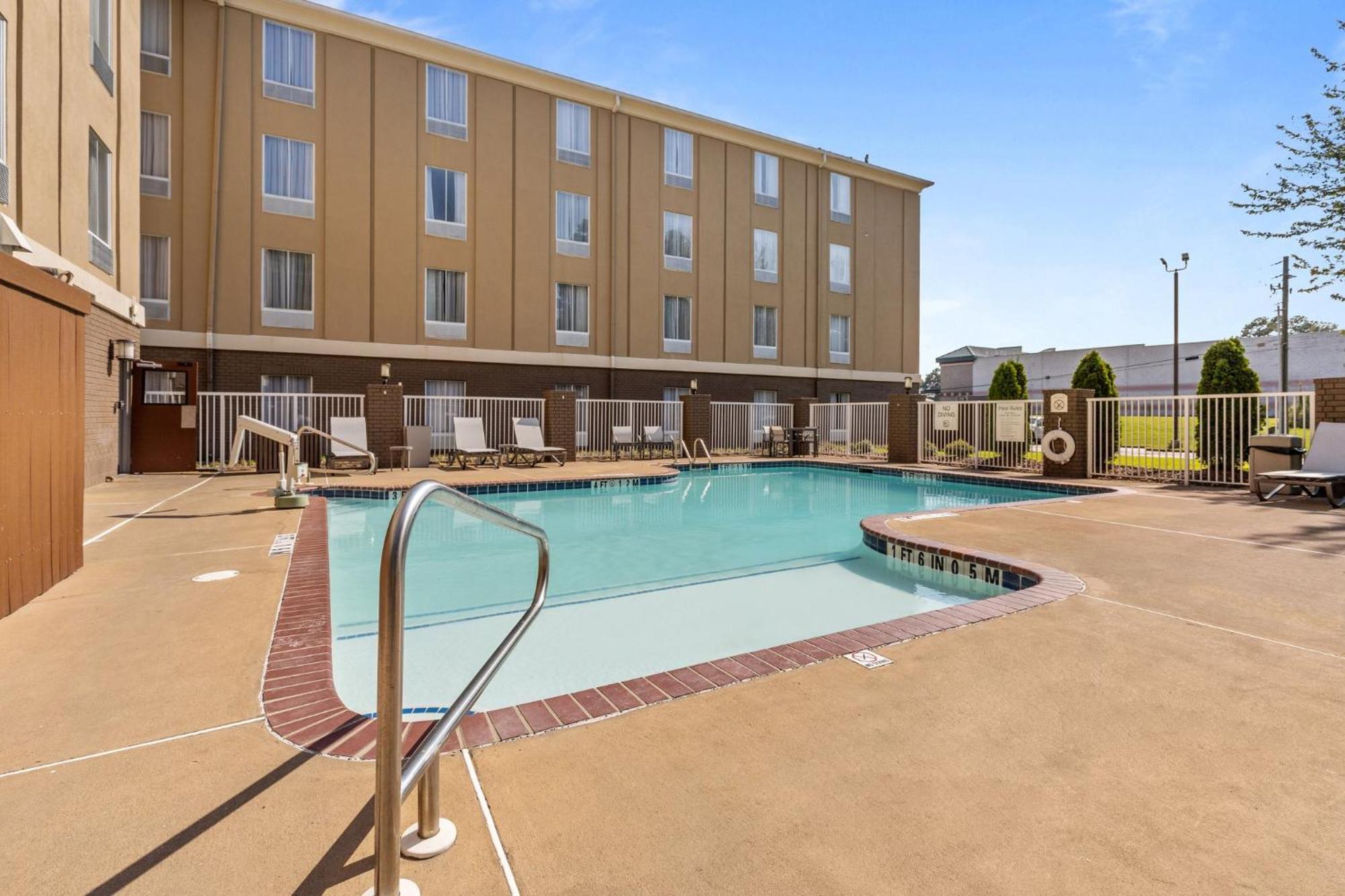 Holiday Inn Express Hotel & Suites Starkville, An Ihg Hotel Bagian luar foto