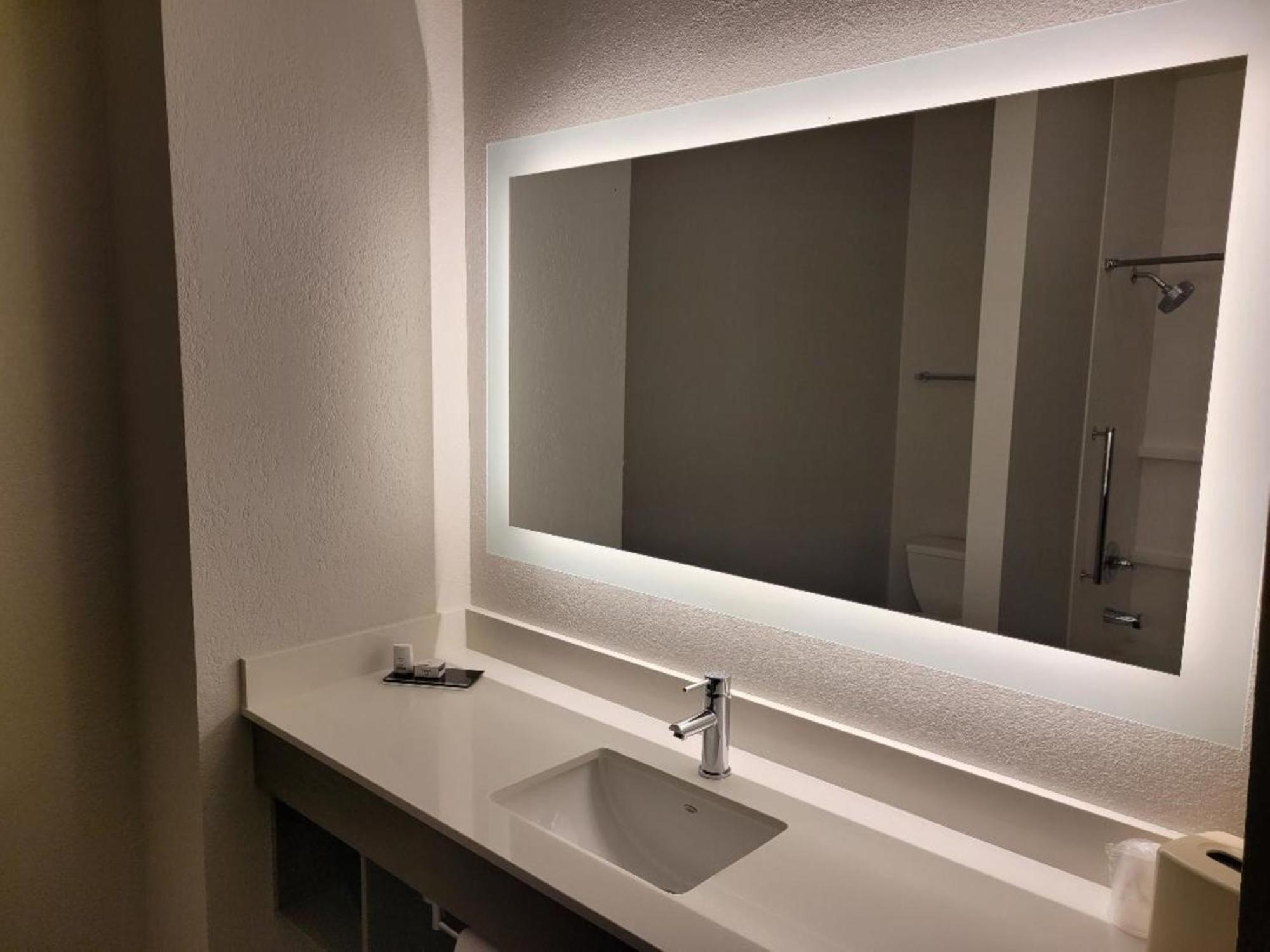 Holiday Inn Express Hotel & Suites Starkville, An Ihg Hotel Bagian luar foto